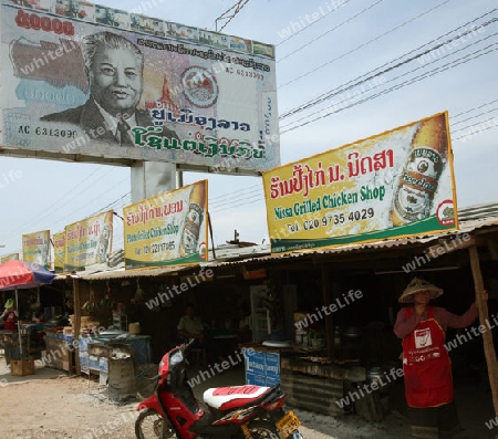 Der Busstop mit vielen Restaurants im Dorf Seno oder Xeno in zentral Laos an der Grenze zu Thailand in Suedostasien.