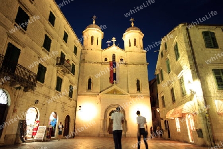 Die Altstadt von Kotor mit dem Waffenplatz in der inneren Bucht von Kotor in Montenegro im Balkan am Mittelmeer in Europa.