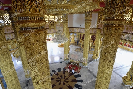 Der Grosse Tempel oder Chedi Phra Maha Chedi Chai Mongkhon auf einem Huegel bei Roi Et in der Provinz Roi Et nordwestlich von Ubon Ratchathani im nordosten von Thailand in Suedostasien.