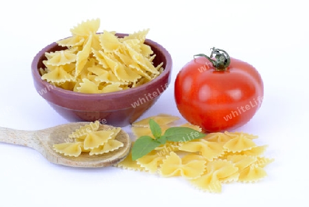  italienische Pasta, Farfalle, Teigwaren , Nudeln, Tomate, Basilikum 