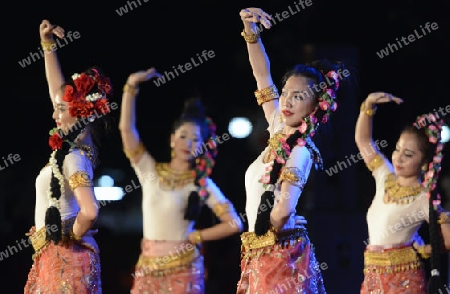 Taenzerinnen bei einem traditionellen Tanz im Santichaiprakan Park am Mae Nam Chao Phraya in der Hauptstadt Bangkok von Thailand in Suedostasien.