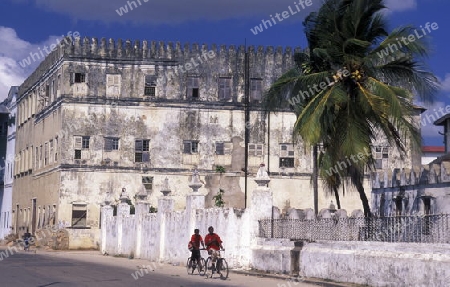 Ein altes Haus an der promenade in der Altstadt in Stone Town der Hauptstadt der Insel Zanzibar im Indischen Ozean in Tansania in Afrika.