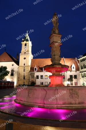 Europa, Osteuropa, Slowakei, Hauptstadt, Bratislava, Altstadt, Platz, Rathausplatz, Maximilianfontaene, Rathaus, Sommer,