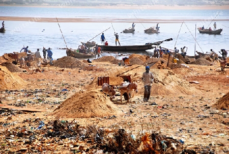 Sandgewinnung am Niger