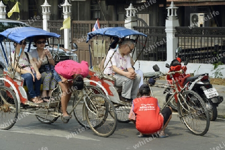 Eine panne eines Fahrrad Taxi, Das Songkran Fest oder Wasserfest zum Thailaendischen Neujahr ist im vollem Gange in Ayutthaya noerdlich von Bangkok in Thailand in Suedostasien.  