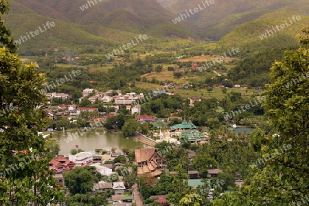 Die Aussicht vom Berg Tempel Wat Phra That Doi Kong Mu auf das Dorf Mae Hong Son im norden von Thailand in Suedostasien.