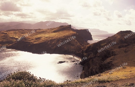 Europa, Atlantischer Ozean, Portugal, Insel, Madeira, Ponta do Sol, Meer, Landschaft, Kueste, Wasserfal, Stimmung, 
Die Landschaft der Halbinsel Ponta de Sao Lourenco im osten der Insel Madeira im Atlantischen Ozean, Portugal,      (Urs Flueeler) 