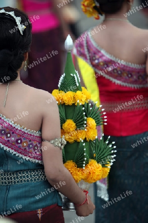 Eine traditionelle Tanz Gruppe zeigt sich an der Festparade beim Bun Bang Fai oder Rocket Festival in Yasothon im Isan im Nordosten von Thailand. 