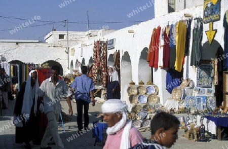 Der Markt auf dem Dorfplatz in der Altstadt von Douz im Sueden von Tunesien in Nordafrika.