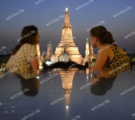 Die Tempelanlage des Wat Arun am Mae Nam Chao Phraya River in der Hauptstadt Bangkok von Thailand in Suedostasien.