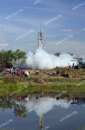 Eine Rackete startet beim traditioellen Raketenfest oder Bun Bang Fai oder Rocket Festival in Ban Si Than in der Provinz Amnat Charoen nordwestlich von Ubon Ratchathani im nordosten von Thailand in Suedostasien.