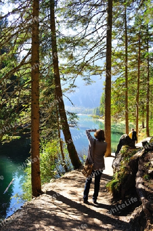 Wilder Bergsee im milden Herbst