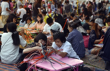 Menschen bei kreativer Arbeit bei einem Fest im Santichaiprakan Park am Mae Nam Chao Phraya in der Hauptstadt Bangkok von Thailand in Suedostasien.