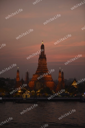 Die Tempelanlage des Wat Arun am Mae Nam Chao Phraya River in der Hauptstadt Bangkok von Thailand in Suedostasien.