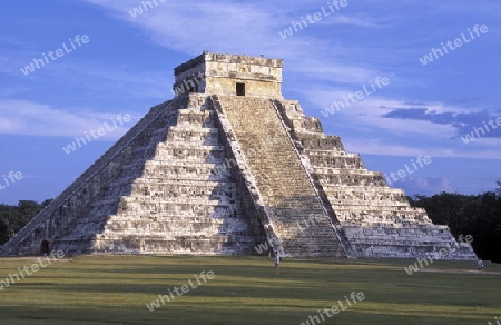 Die Pyramide der Maya Ruine von Chichen Itza im Staat Yucatan auf der Halbinsel Yuctan im sueden von Mexiko in Mittelamerika.   