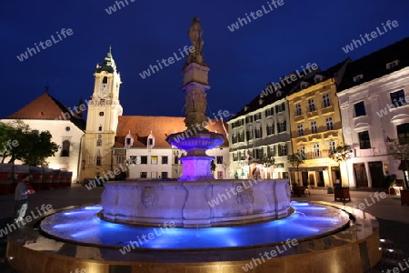 Europa, Osteuropa, Slowakei, Hauptstadt, Bratislava, Altstadt, Platz, Rathausplatz, Maximilianfontaene, Rathaus, Sommer,