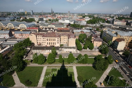 Die Altstadt von Riga aus Sicht der Aussichtsterasse des Sozialistischen Hochhaus Akademie der Wissenschaften im Stadtteil Little Moskow in Riga, Lettland  