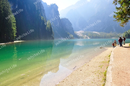 Wilder Bergsee im milden Herbst