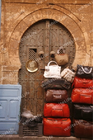 Afrika, Nordafrika, Tunesien, Tunis, Hauptstadt,  Altstadt, Architektur, Souq, Markt, Bazaar, Handel, Wirtschaft, Alltag, Medina, Tuer, Tor, 
Eine Tuer im Traditionellen Souq oder Markt oder Bazaar in der Altstadt oder Medina der Hauptstadt Tunis im 