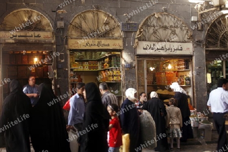 Eine Gasse mit Geschaeften im Souq in der Altstadt der Syrischen Hauptstadt Damaskus