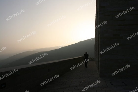 Mann im Nebel auf dem Hambacher Schloss