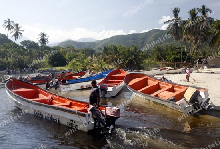 Suedamerika, Karibik, Venezuela, Nord, Chuao, National Park Hanri Pittier, Dorf, Cacao Dorf, Kakao Dorf, Strand, Beach, Fischerdorf, Fischerhafen, Boot, Landschaft