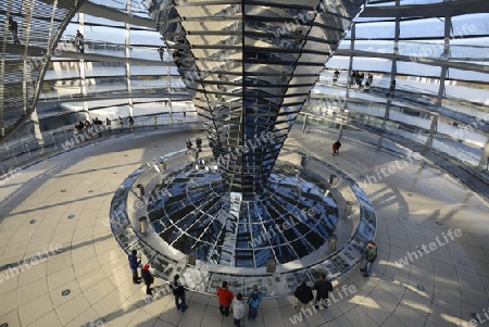 Innenraum mit verspiegelter Mittels?ule der Reichstagskuppel, Reichstag Berlin, Architekt Sir Norman Foster, Berlin, Deutschland, Europa