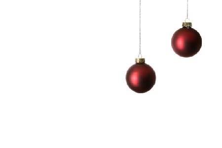 Zwei rote Christbaumkugeln, freigestellt