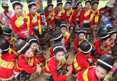 Menschen an der Festparade beim Bun Bang Fai oder Rocket Festival in Yasothon im Isan im Nordosten von Thailand. 