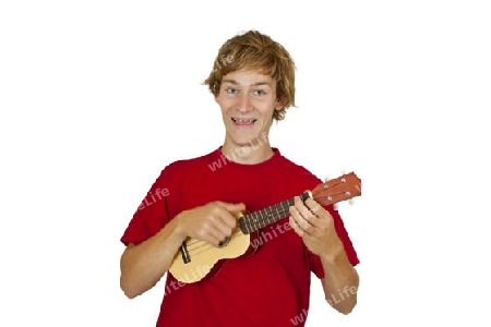 Junger Mann mit Ukulele freigestellt auf weissem Hintergrund