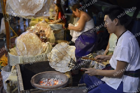 Eine thailaendische Strassenkueche in der Hauptstadt Bangkok von Thailand in Suedostasien.