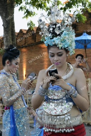 Traditionelle Taenzer an einem Abend vor der alten Stadtmauer am  Pratu Tha Phae Platz in Chiang Mai im norden von Thailand in Suedostasien.