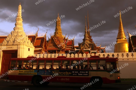 Das Tempelgelaende in der Abendstimmung mit dem Wat Phra Keo beim Koenigspalast im Historischen Zentrum der Hauptstadt Bangkok in Thailand. 