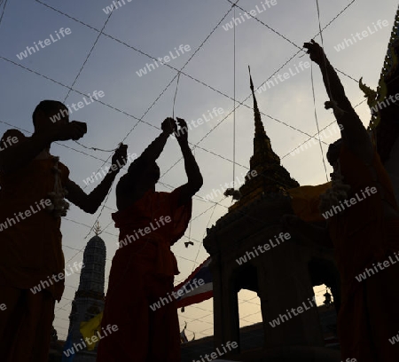 Moenche bei den Vorbereitungen auf die Neujahrsnacht Feier in der Tempelanlage des Wat Pho in der Hauptstadt Bangkok von Thailand in Suedostasien.