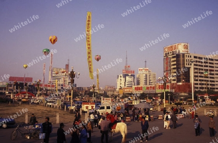 a streetscene the city of Nanchang in the provinz Jiangxi in central China.