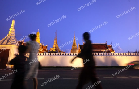 Das Tempelgelaende in der Abendstimmung mit dem Wat Phra Keo beim Koenigspalast im Historischen Zentrum der Hauptstadt Bangkok in Thailand. 