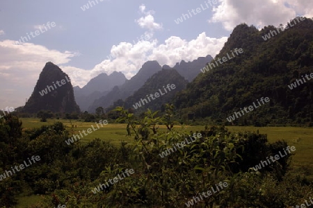 Die Landschaft bei Vang Vieng in der Bergregion der Nationalstrasse 13 zwischen Vang Vieng und Luang Prabang in Zentrallaos von Laos in Suedostasien.