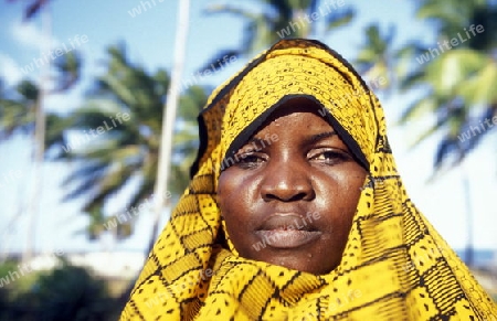 Eine Frau  bei Bwejuu an der Ostkueste der Insel Sansibar im Indischen Ozean in Tansania in Ostafrika.. 