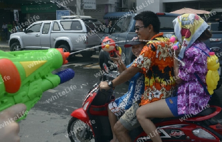 Das Songkran Fest oder Wasserfest zum Thailaendischen Neujahr ist im vollem Gange in Ayutthaya noerdlich von Bangkok in Thailand in Suedostasien.  