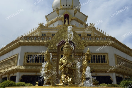 Der Grosse Tempel oder Chedi Phra Maha Chedi Chai Mongkhon auf einem Huegel bei Roi Et in der Provinz Roi Et nordwestlich von Ubon Ratchathani im nordosten von Thailand in Suedostasien.