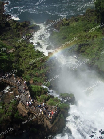 Wasserfall mit Regenbogen