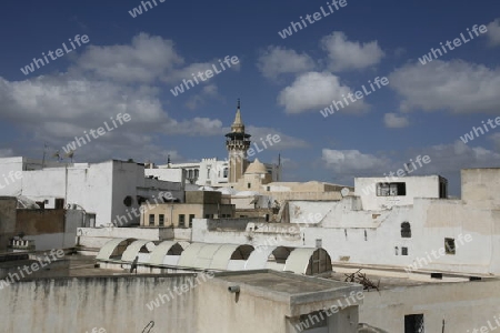 Das Minarett einer Moschee in der Altstadt oder Medina der Hauptstadt Tunis im Norden von Tunesien in Nordafrika am Mittelmeer. 