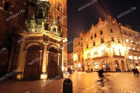 Der Rynek Glowny Platz mit der Marienkirche in der Altstadt von Krakau im sueden von Polen. 