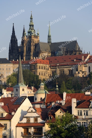 Blick uber die D?cher der Kleinseite auf den Veitsdom am fruehen Morgen,  Prag, Boehmen,  Tschechien, Europa