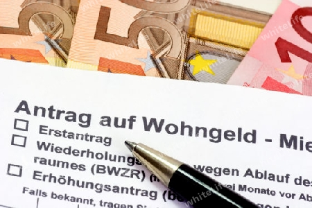 Formular eines Wohngeldantrags mit Euroscheinen