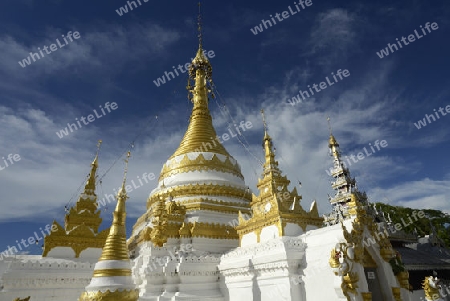 Der Tempel Wat Jong Kham und Jong Klang am See Nong Jong Kham im Dorf Mae Hong Son im norden von Thailand in Suedostasien.