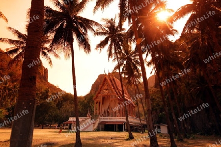 Ein Tempel in der Felsen Landschaft des Khao Sam Roi Yot Nationalpark am Golf von Thailand im Suedwesten von Thailand in Suedostasien.