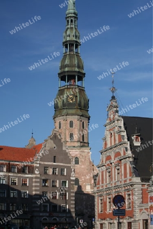 Die Petrikirche und das Schwarzhaeupterhaus in der Altstadt von Riga der Hauptststadt von Lettland im Baltikum in Osteuropa.  