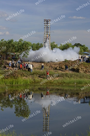 Eine Rackete startet beim traditioellen Raketenfest oder Bun Bang Fai oder Rocket Festival in Ban Si Than in der Provinz Amnat Charoen nordwestlich von Ubon Ratchathani im nordosten von Thailand in Suedostasien.