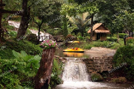 Die Landschaft mit einem Wasserfall beim Dorf Fang noerdlich von Chiang Mai im Norden von Thailand. 